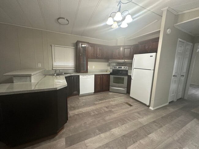 Building Photo - Welcome to this charming 2-bedroom, 2-bath...