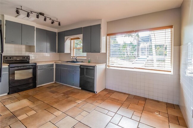 Foto del edificio - 1197 W Lakeview Cir