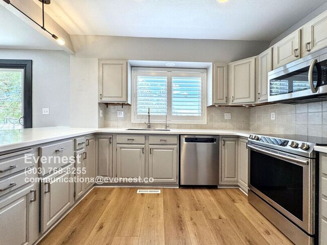 Foto del edificio - 6764 Hillridge Pl