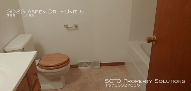 Building Photo - 2BD/1.5BA Townhouse w/ Washer & Dryer Hookup