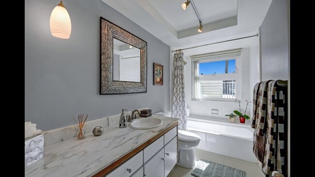 Guest bath. Extra deep with sitting ledge in tub - 2522 S Sierra Madre