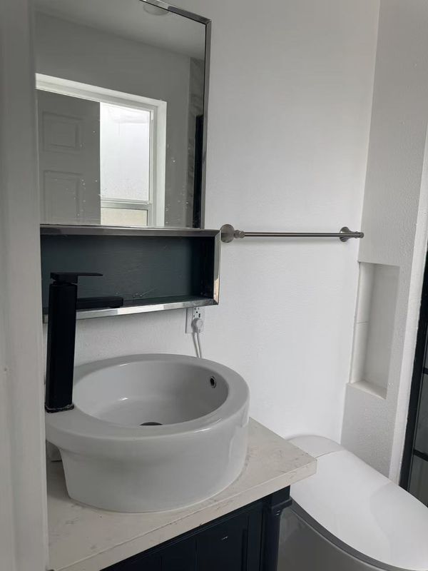 Foto del edificio - 301 W 1st St