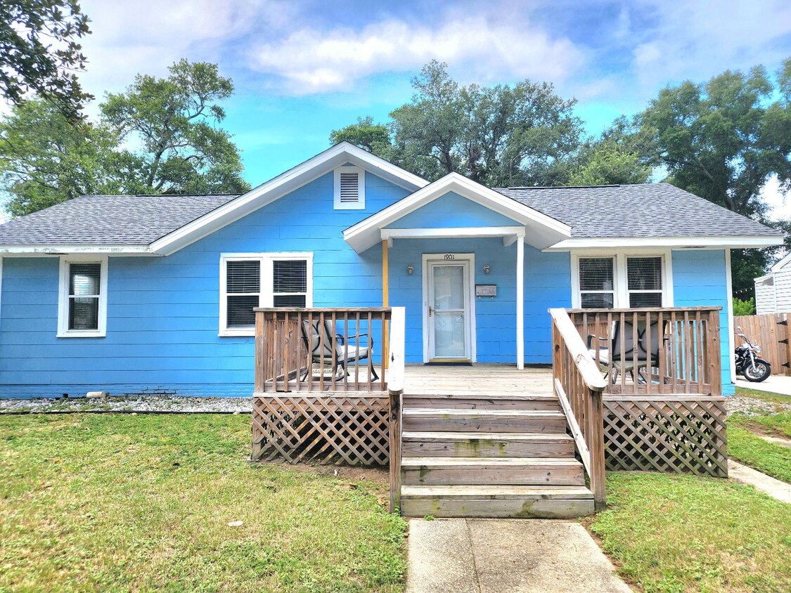 Foto principal - Ideally Located 3 Bedroom 2 Bath Pensacola...