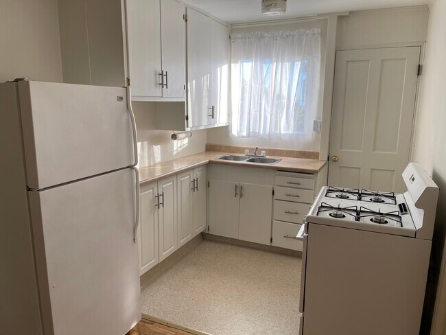 Kitchen - 2487 Banner Ave