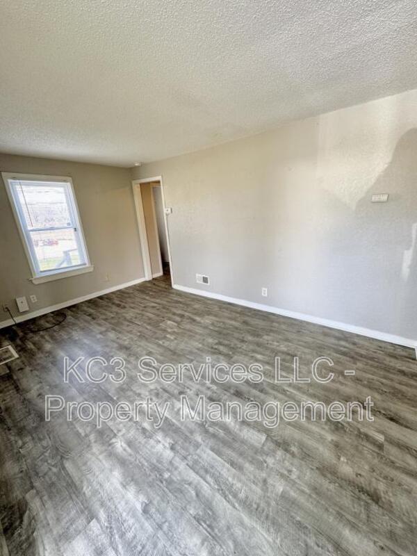Foto del edificio - 6131 NE Vivion Rd
