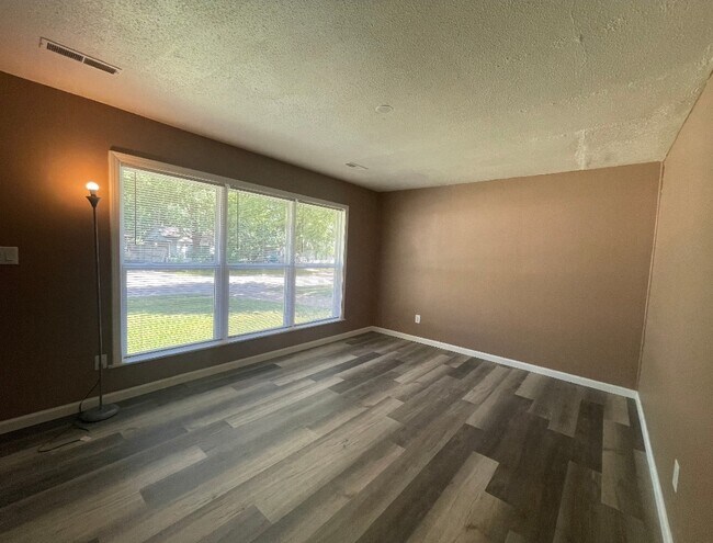 Building Photo - 1955 Sir Richard Ct