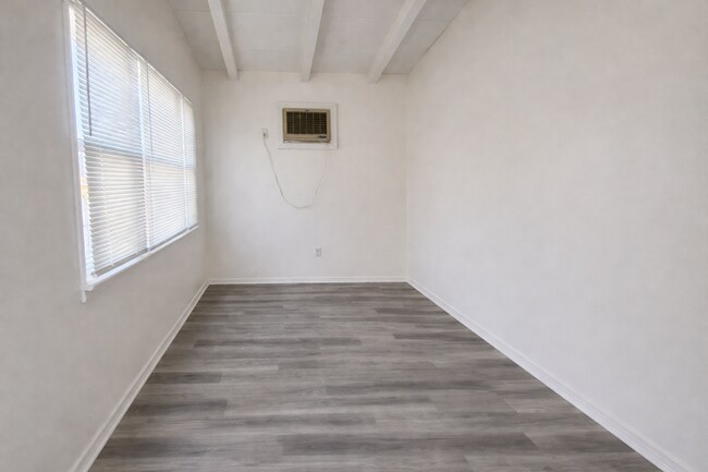 Foto del edificio - 6667 Desert Queen Ave