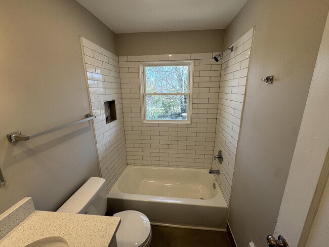 Foto del edificio - Cozy 1 Bedroom Apartment in the Heart of W. GVL. Steps from Unity Park and Pendleton St.