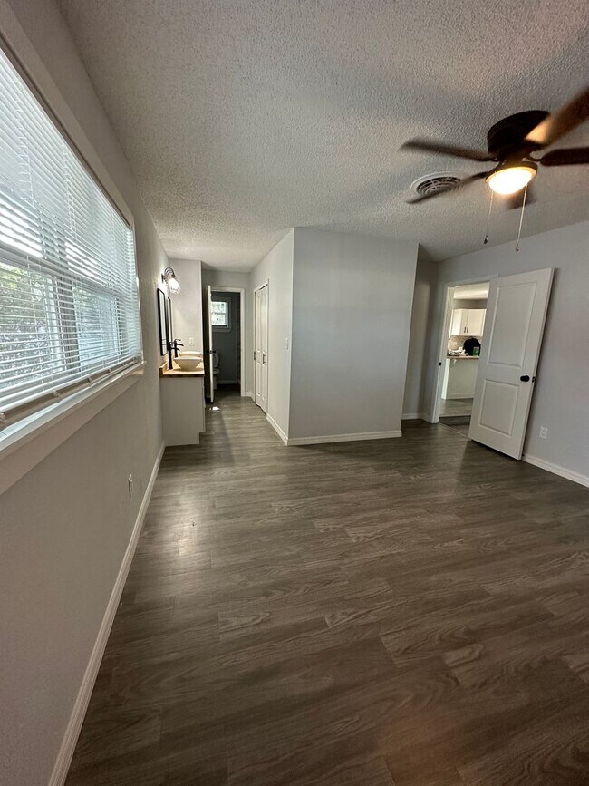Building Photo - 4959 Tangerine Ave