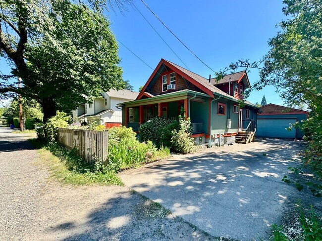 Foto del edificio - Beautiful 4+ Bed, 3 Bath Crafstman Home with Fenced Yard near St. Johns