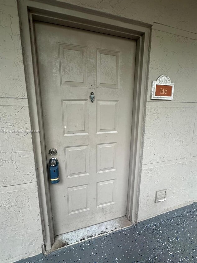 Foto principal - 8290 Lake Dr