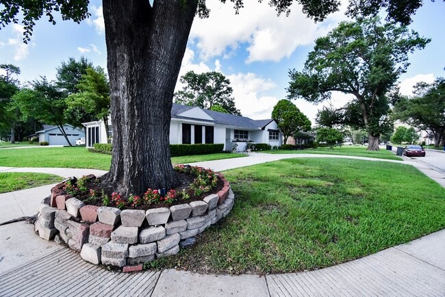 Building Photo - 5666 Overbrook Ln