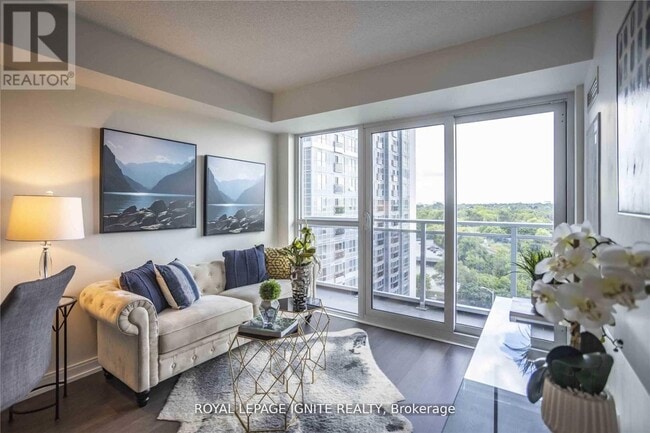 Photo du bâtiment - 255 Village Green Square