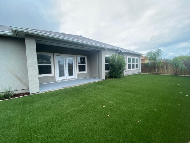 Foto del edificio - GORGEOUS 4BDRM WITH 3 CAR GARAGE