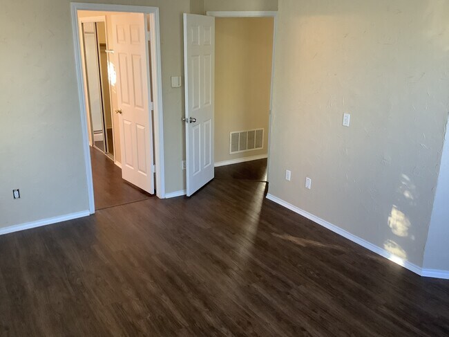 Foto del edificio - 1213 Calvert Dr