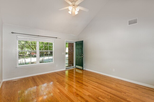 Foto del edificio - NASHVILLE! Inviting 2 Bedroom 2.5 bath Con...