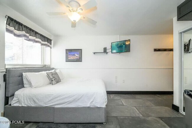 Building Photo - Carriage House Furnished Condo Available Now