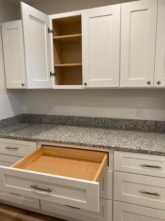 Building Photo - Perfect for roomates