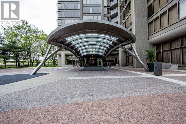 Photo du bâtiment - 2045-2045 Lake Shore Blvd W