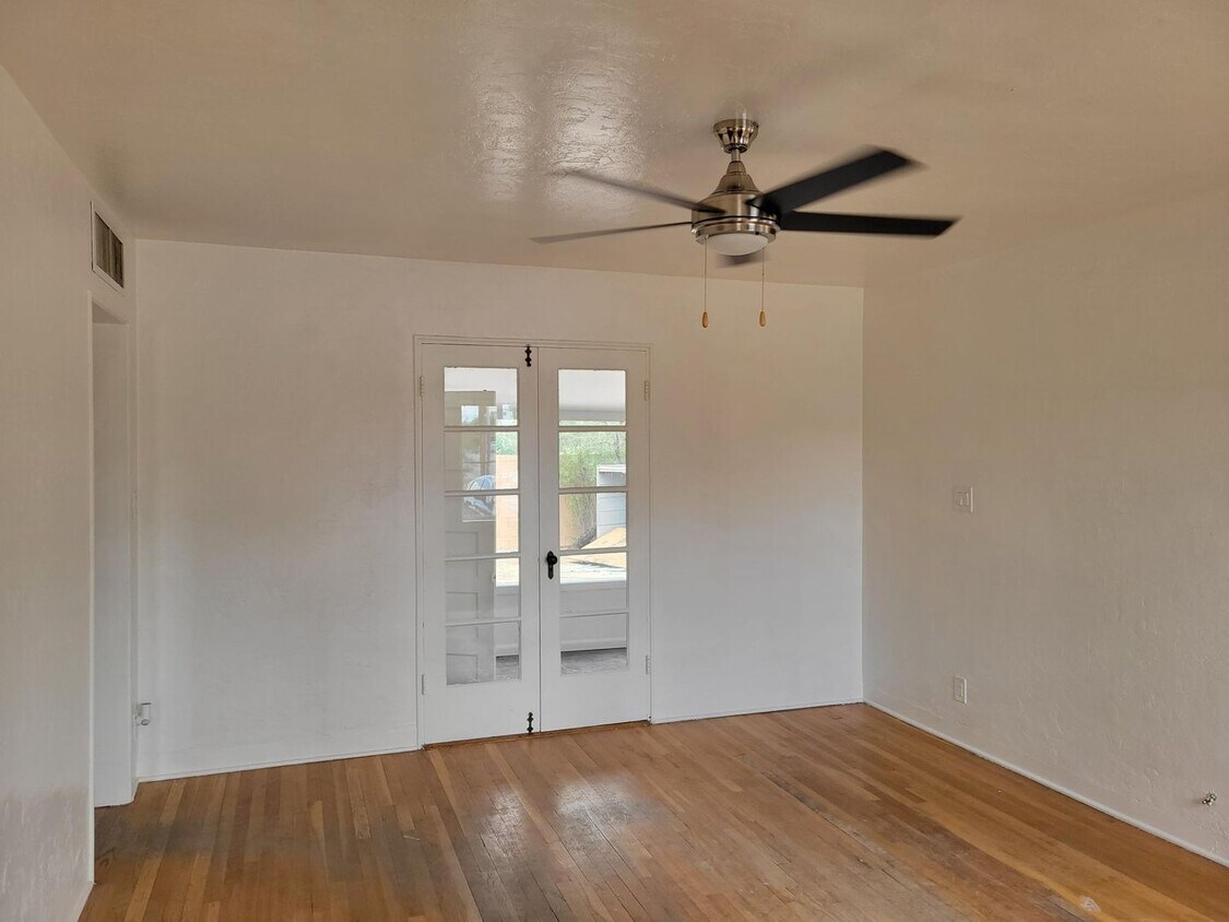 Foto principal - Charming 2-Bedroom Brick Home Near U of A ...