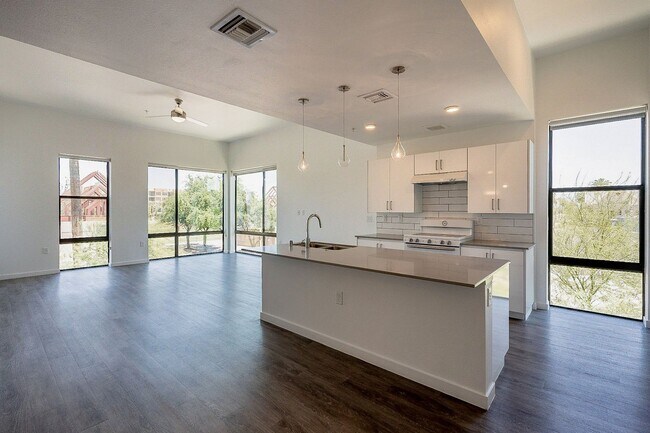 Building Photo - Live the Downtown Life! 2 Bedrooms!