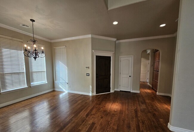 Building Photo - (3) Bed/(2) Bath In Tuscany Court Avail NOW!