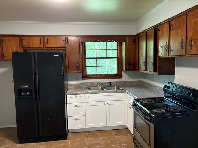 Building Photo - 2602 Oakwood Ave