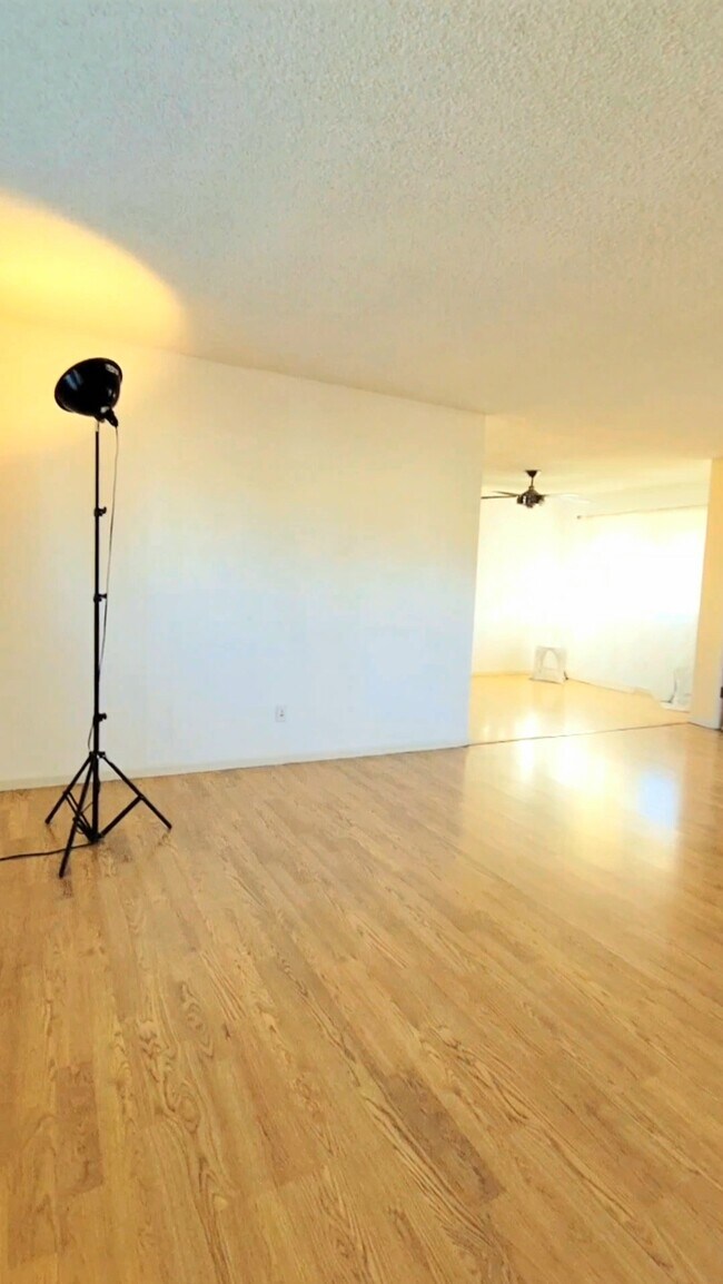 Foto del edificio - 2239 N Frederic St