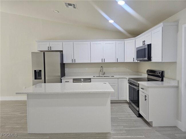 Building Photo - 876 Apartment St