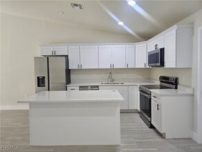 Building Photo - 874 Apartment St