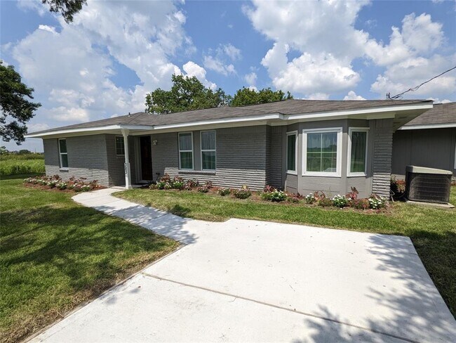Building Photo - 383 County Rd 227
