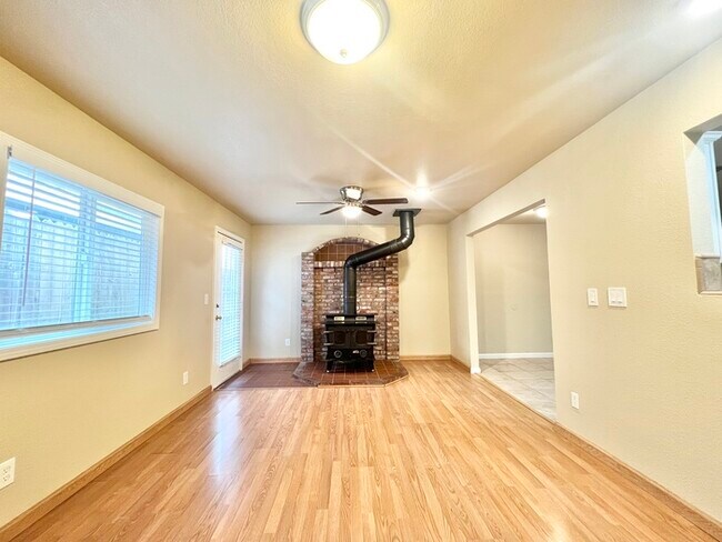 Building Photo - Lovely 4-bedroom 2-bathroom home in Citrus...