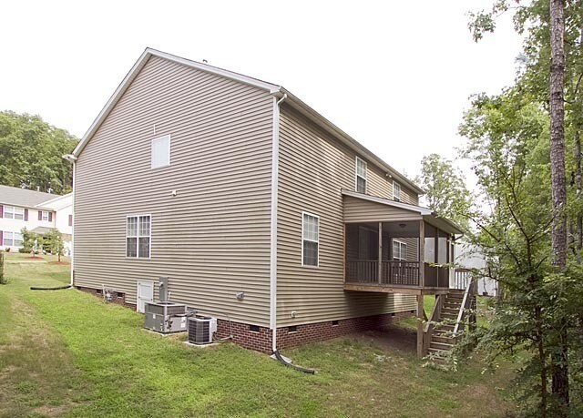 Foto del edificio - Spacious 6-Bedroom Home in Desirable Latta...
