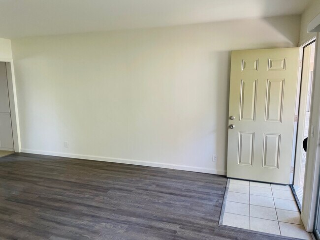 Building Photo - 405 N Marengo Ave