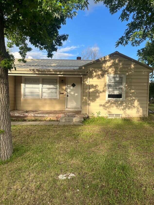 Primary Photo - 2102 S Washington Ave