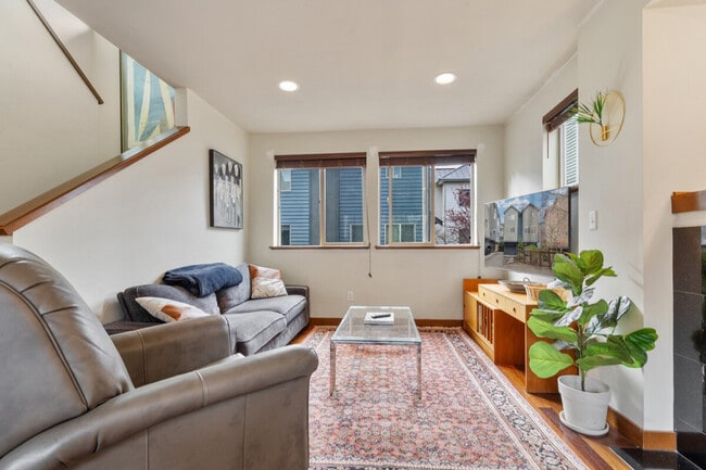 Building Photo - 4401 SW Raymond St Building Photo - 4401 SW Raymond St