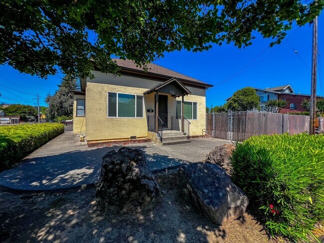 Foto del edificio - Charming 2 Bedroom, 1 Bathroom Home with Large Fenced Yard + Garage