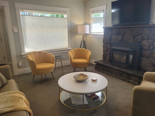 Foto del edificio - Charming Historical Home, Desirable Downtown Location. Flexible Lease Terms, 30-day Min. All Util...