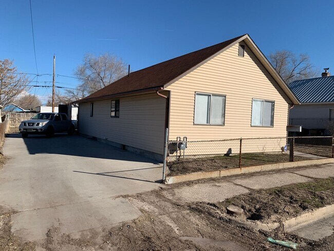 Foto del edificio - Updated 4 Bed Home with Large Yard