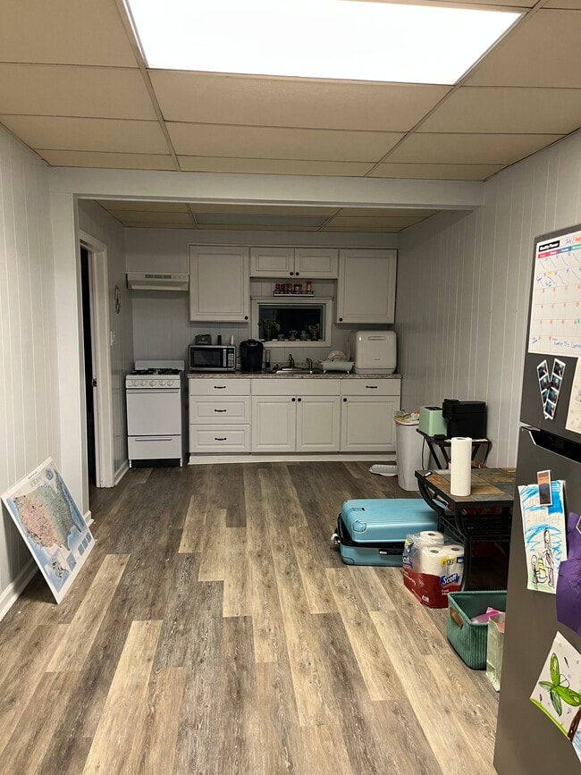 Building Photo - 546 Quincy Ave