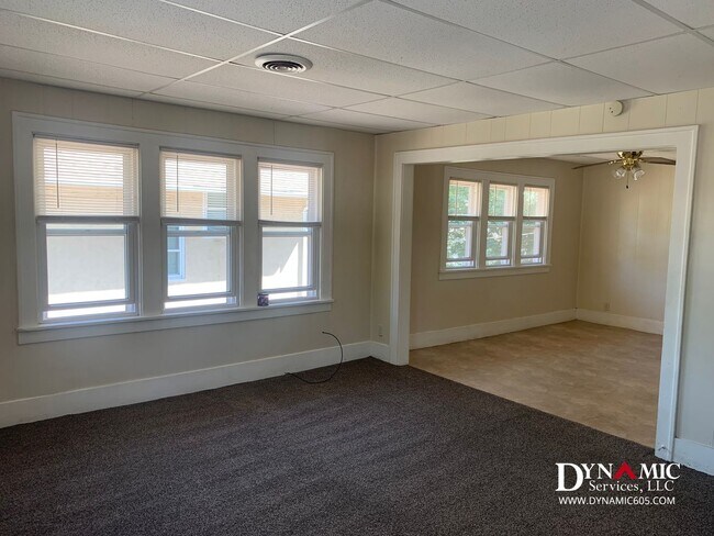 Building Photo - Upper Level 2 Bedroom, 1 Bathroom Duplex