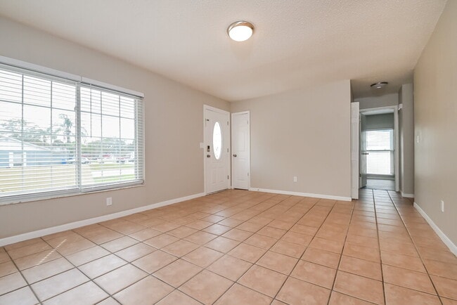 Building Photo - 420 Silver Hill Dr