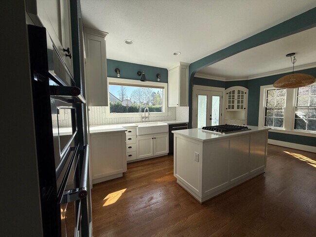 Building Photo - Charming historic home McMinnville 4 bed / 2.5 bath