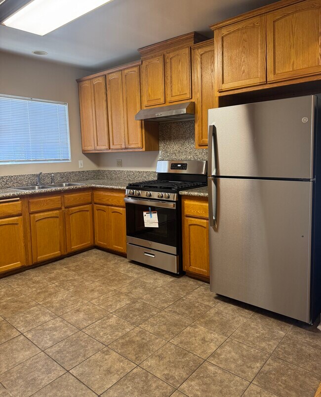 Foto del edificio - 2101 Hillcrest Dr