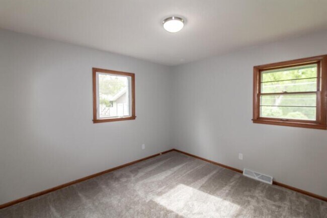 Building Photo - 633 23rd St NE