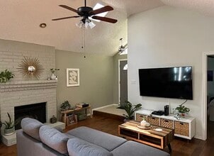 Building Photo - 1800 Maplewood Trl