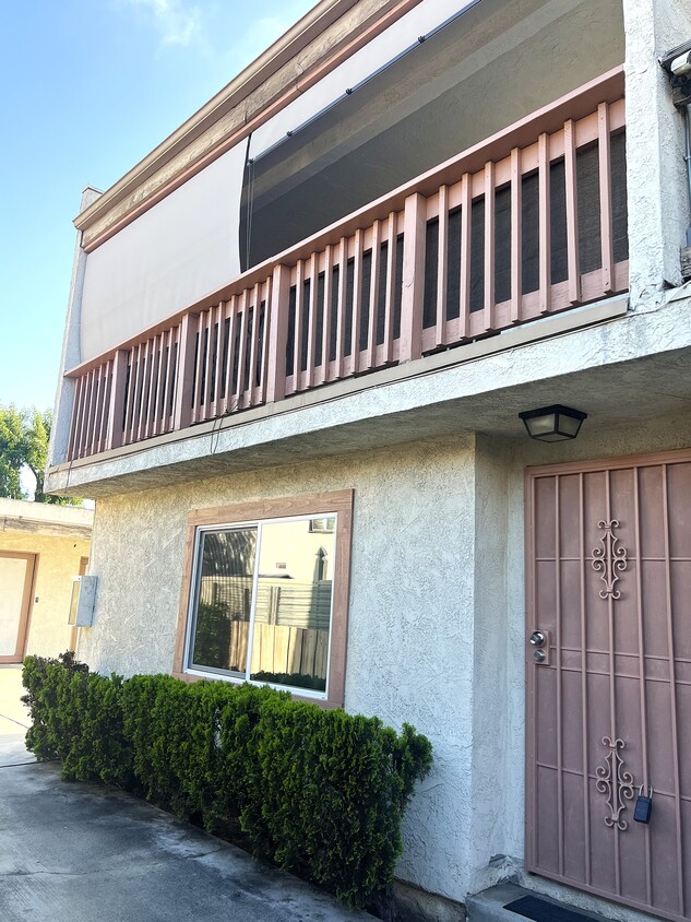 End-unit, 2 level condo! - 338 W Plymouth St