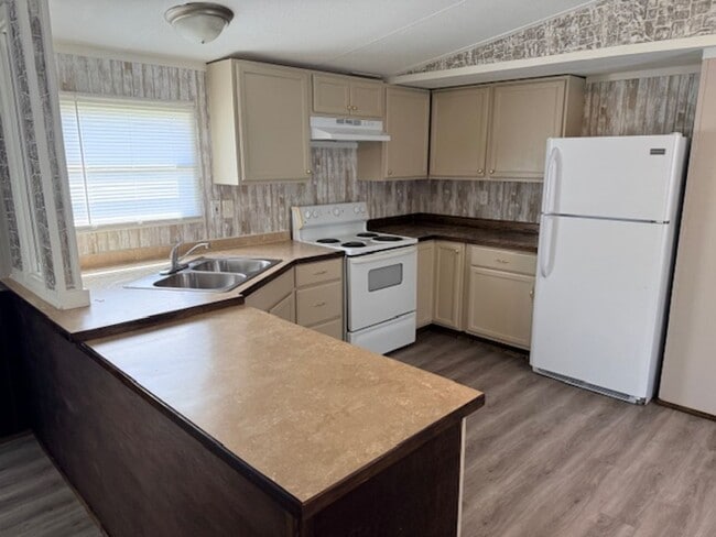 Building Photo - 1366 Maple Ln