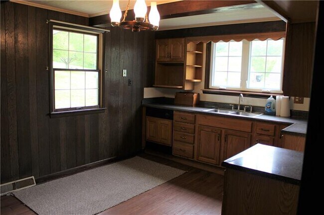 Building Photo - 105 Brady Ln