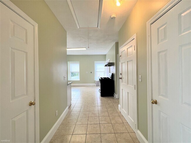 Foto del edificio - 2 br, 1 bath Triplex - 0Pearl Ave Apt 2